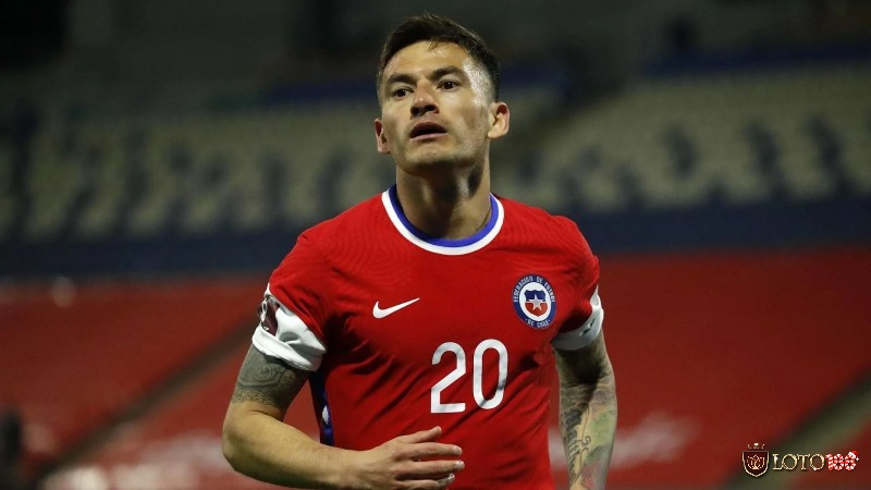 Charles Aranguiz là cầu thủ Chile xúng danh hậu vệ hay nhất Copa America,