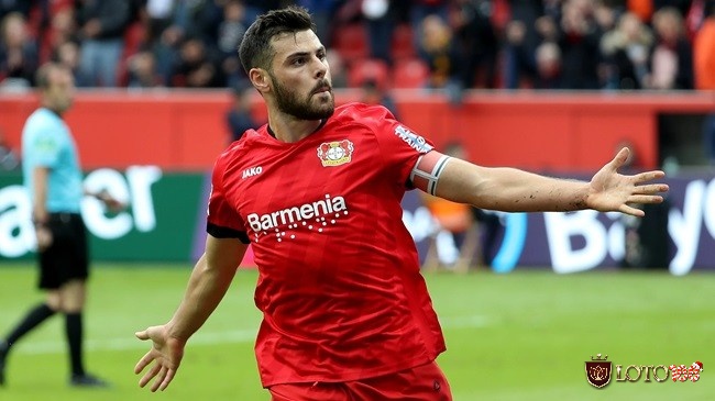 Volland có thể chơi tốt ở 2 bên cánh, ra sân 28 lần và ghi 12 bàn cho Bayer Leverkusen