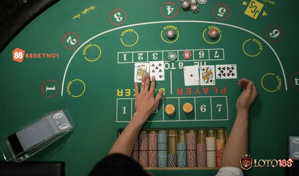 Cách chơi Baccarat với các quy tắc cược cụ thể đã giúp trò chơi trở thành một sự kết hợp hấp dẫn giữa may rủi và lựa chọn chiến lược