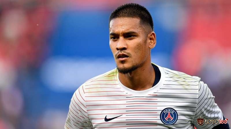 Alphonse Areola có khả năng phản xạ nhanh cản phá bóng đầy nguy hiểm