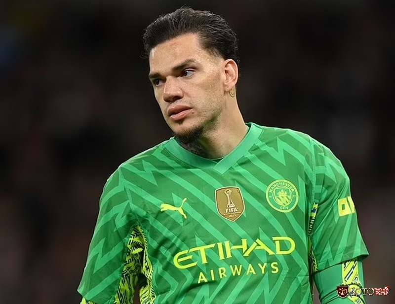 Ederson nổi tiếng với khả năng bắt dính bóng cực tốt