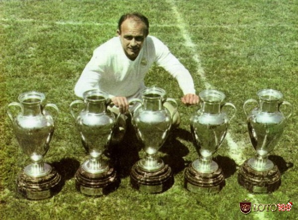 Đội hình xuất sắc nhất Real Madrid - Tiền vệ tấn công Alfredo Di Stefano