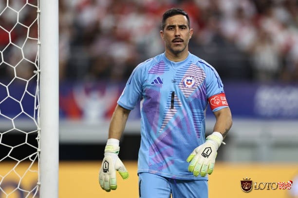 Thủ môn Claudio Bravo thủ môn hay nhất Copa America năm 2015 - 2016.