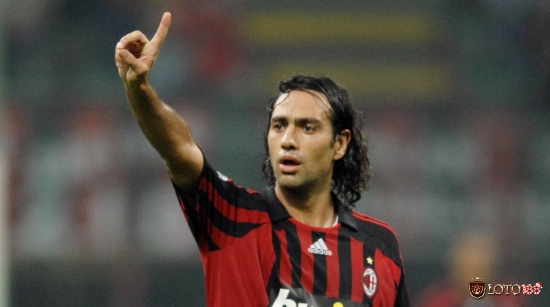 Trung vệ hay nhất xuất sắc ở vai trò phòng ngự là Alessandro Nesta