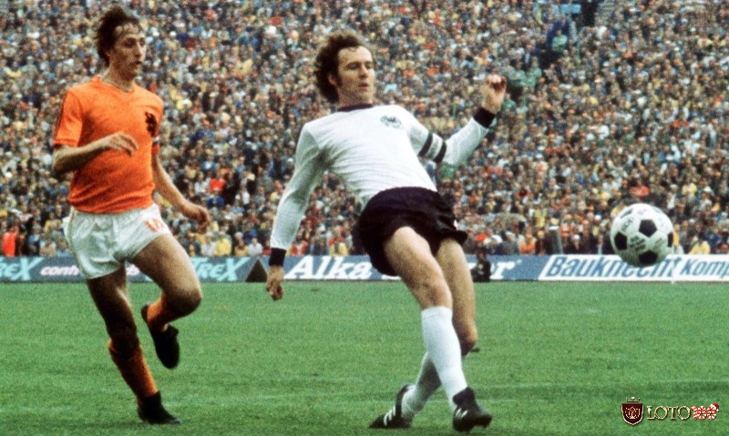 Trung vệ hay nhất ghi dấu ấn mạnh mẽ trên sân cỏ là Franz Beckenbauer